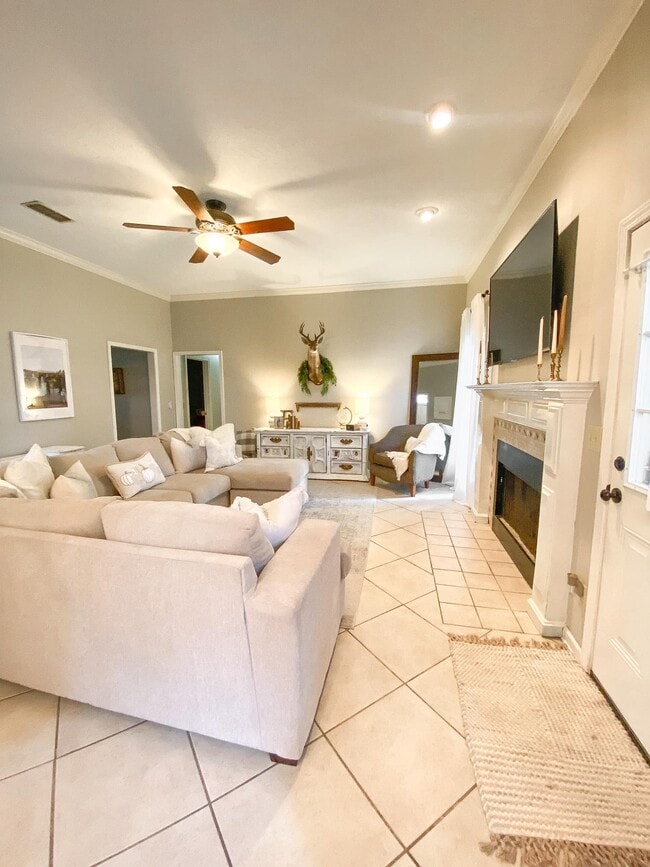Photo - 125 N Chestnut Dr House