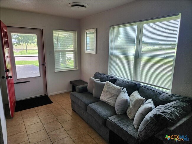 Photo - 106 W Avenue G