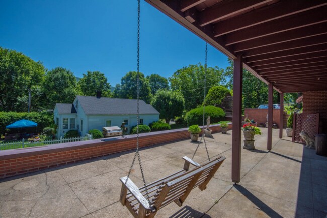 Photo - 206 W Main St