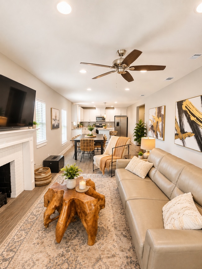 Building Photo - Spacious 3 Bed / 3 Bath Home with Modern Upgrades and Fenced Yard in South Dallas