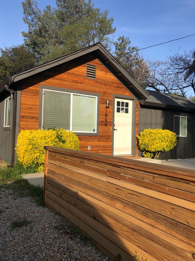 Building Photo - CUTE 3 BED/ 1 BATH - WON'T LAST!!!!!