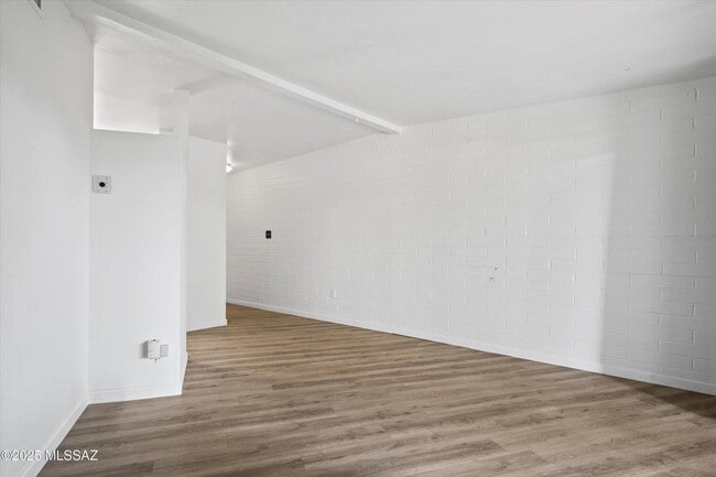 Photo - Move In Ready Unit! 1 Bed 1 Bath New Flooring!