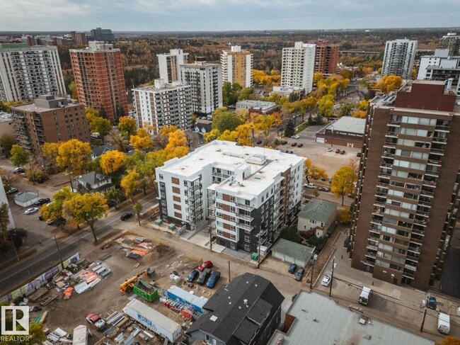 Photo - 10015-10113 113 St