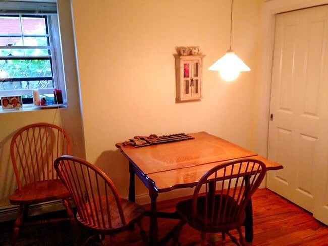 Dining - 12 Maple Ave Unidad 1