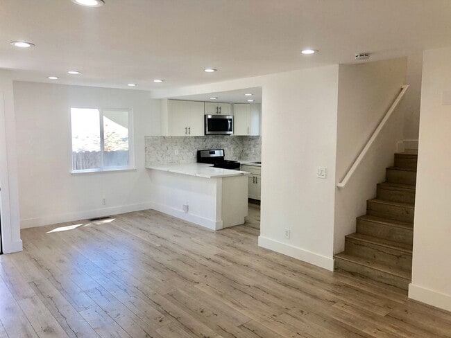 Building Photo - 3 Bedroom Townhome For Rent