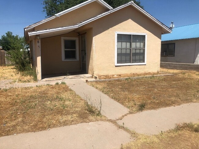 Building Photo - LARGE 2 BEDROOM HOME