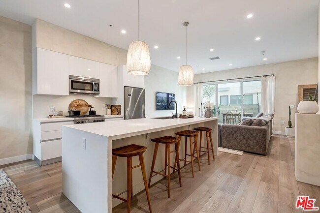 Building Photo - 957 Figueroa Terrace Unit 321