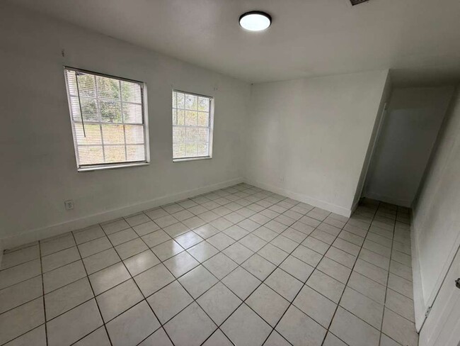 Photo - 3/2 Tampa Available NOW !!