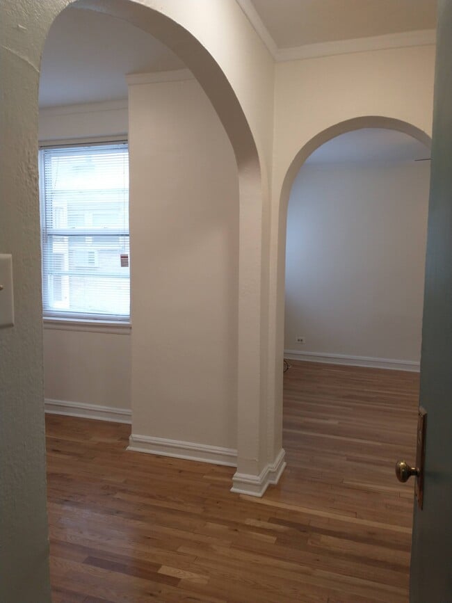 214 - 1528 W Pratt Blvd