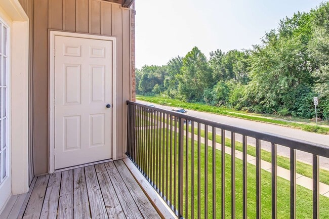 Scenic Station Apartments Patio