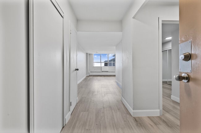 Building Photo - 65 Thorncliffe Park Dr Unit 2108