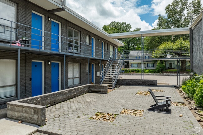 Exterior Courtyard - Tiger Flats