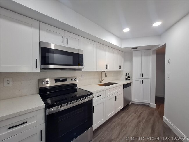 Building Photo - 6911 Environ Blvd Unit 2M