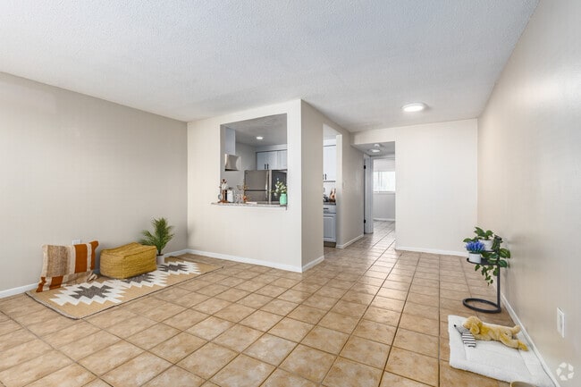 1 BR, 1 BA - 640SF