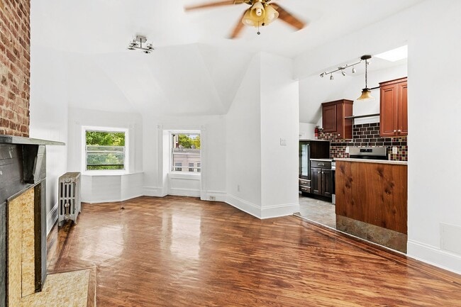 Photo - 1297 Bergen St