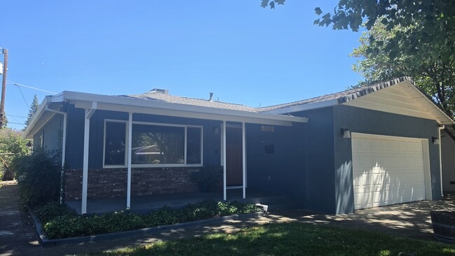 Photo - 888 Glenn St