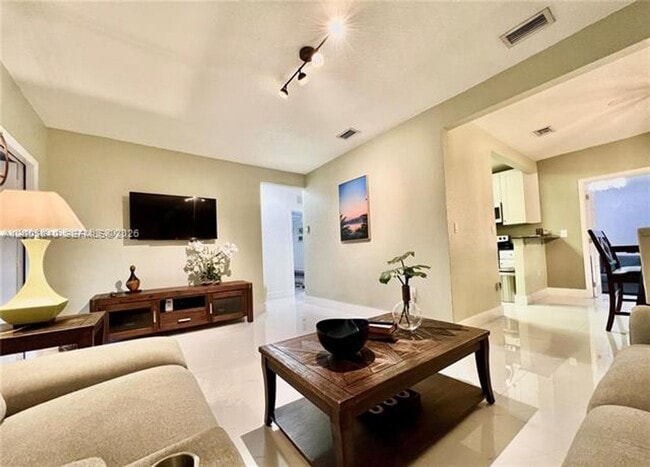 Building Photo - 1380 SW 11th St Unit 1380 SW 11th St # 1