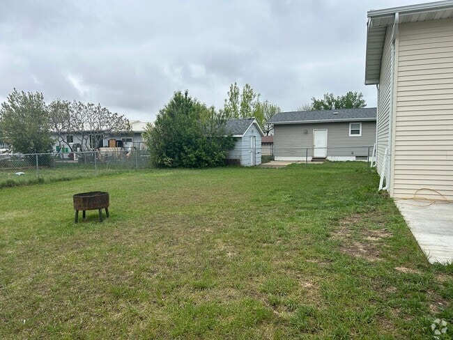 Building Photo - Lovely home in quiet neighborhood