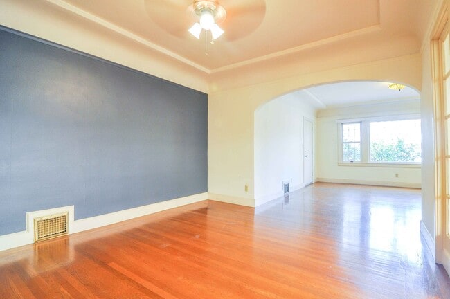 Photo - 1039 33rd St