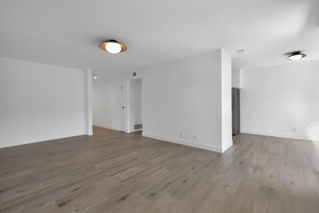 Photo - 2811 Flores St