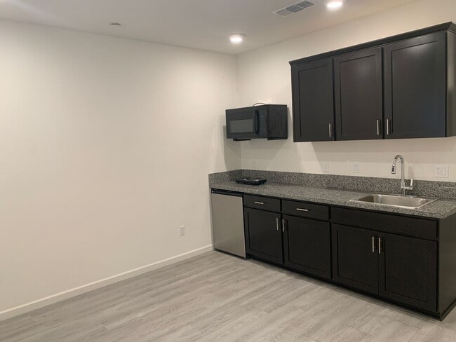 Building Photo - 810 Holdenhurst Ln