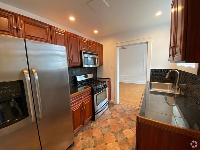 Building Photo - 6305 N Washtenaw Ave Unit 1 Rental