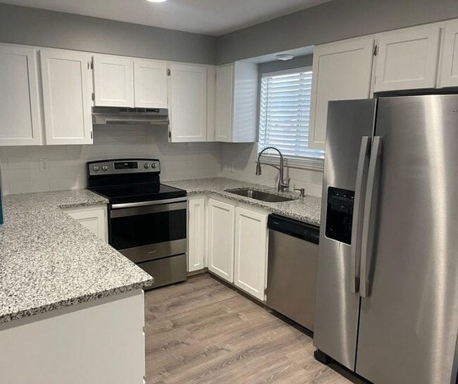 Building Photo - Beautifully Updated 2 Bed Townhome with Pool Access