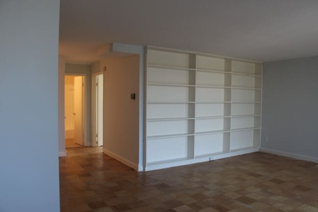 Building Photo - 1512 S Arlington Ridge Rd Unit 605 Rental