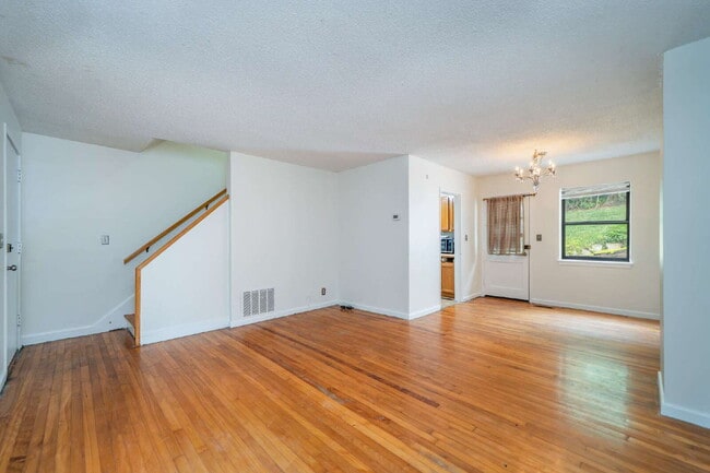 Photo - Charming 2-Bed Condo with Hardwood Floors in Vibrant Asheville Unidad M3