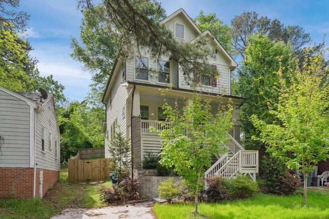 Building Photo - Gorgeous 4 Bedroom Home in the Heart Of Durham!