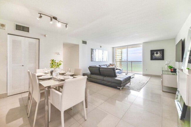 Photo - 1 SE 12th St Unit FL20-ID1022214P