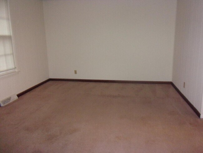 Photo - 105 10 Throw Dr