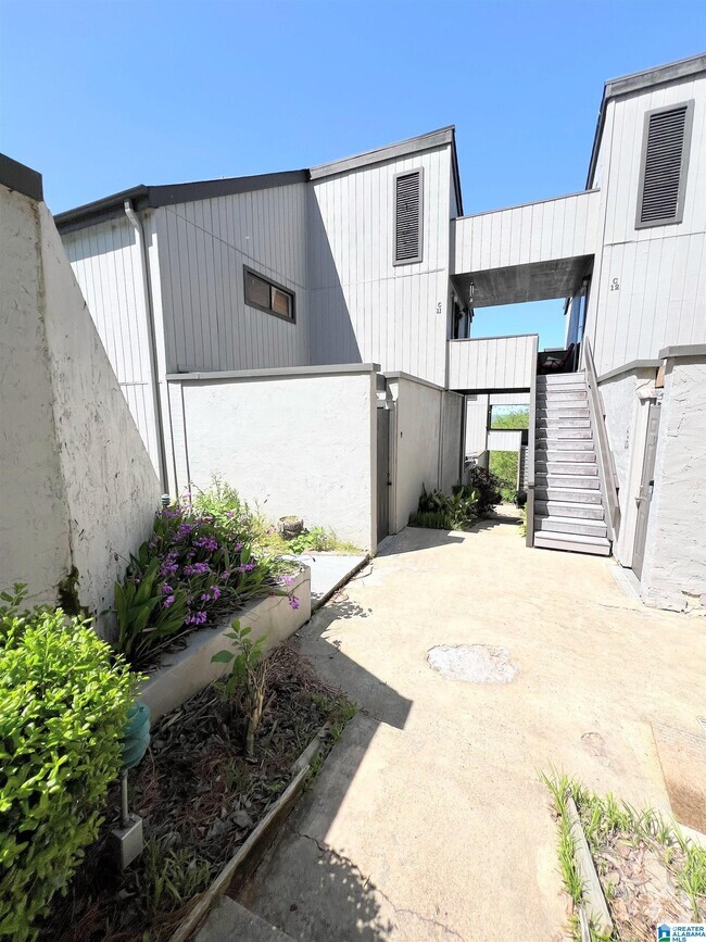 Building Photo - 3350 Altamont Rd Unit C9 Rental