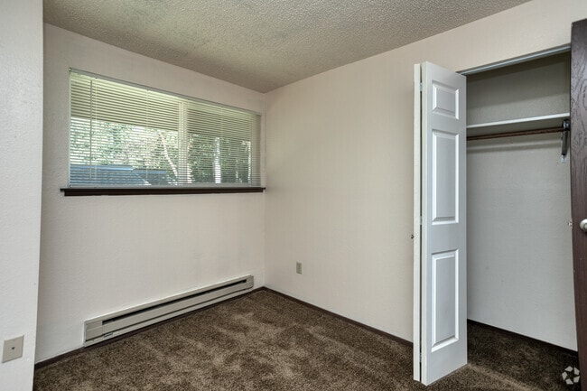 3BR, 1.5 BA - 1059 SF