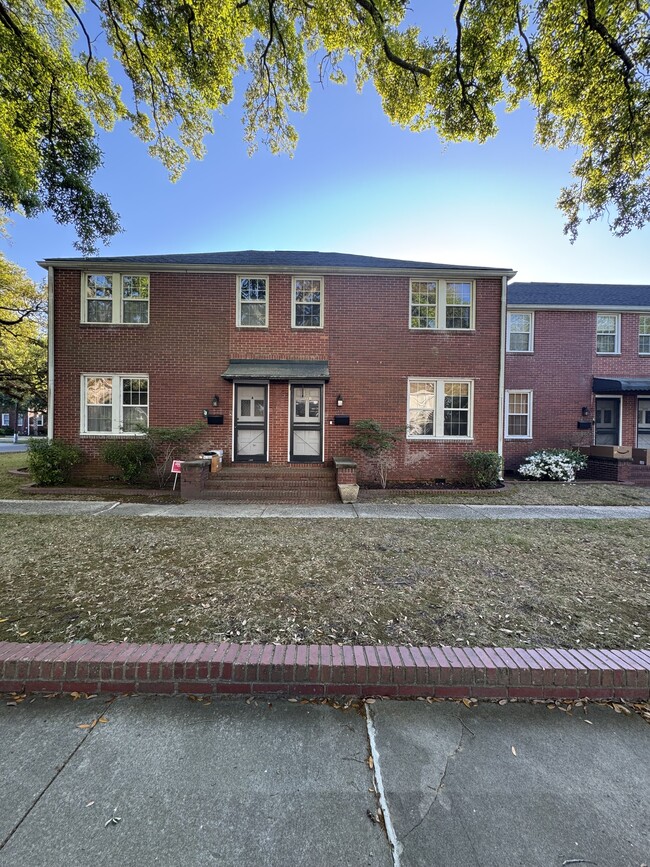 Building Photo - 17 8th Ave Unit B
