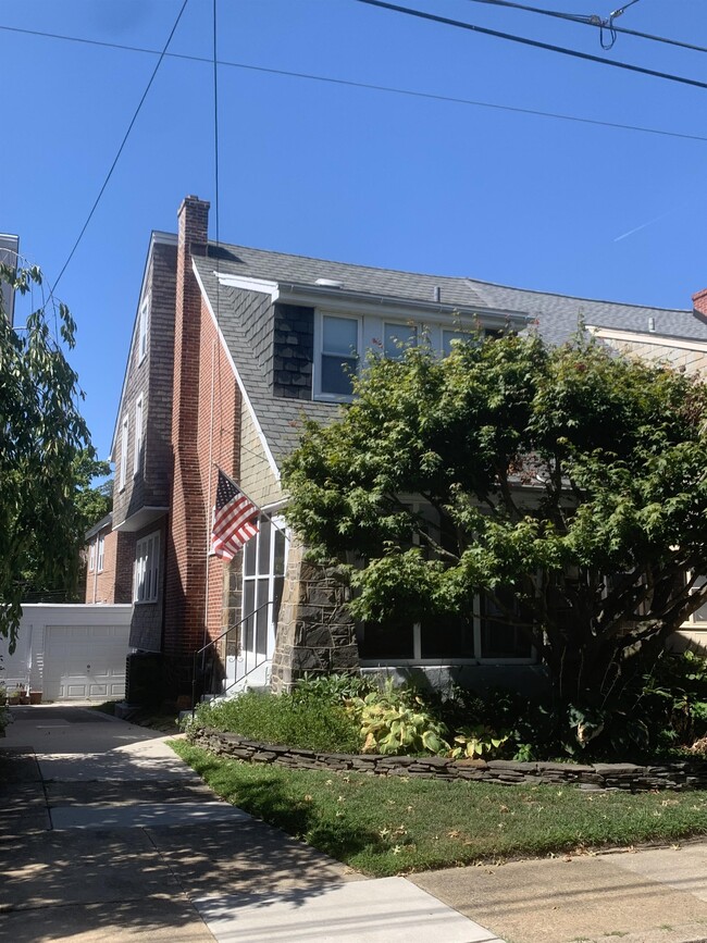 Building Photo - 816 W 22nd St Rental