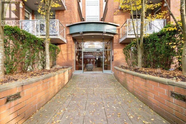 5770 Oak St Unit 208