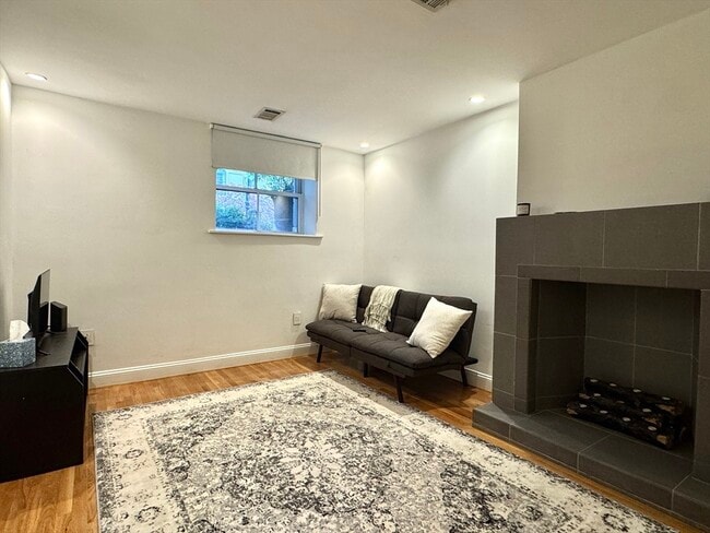 Building Photo - 124 Beacon St Unit GF Rental