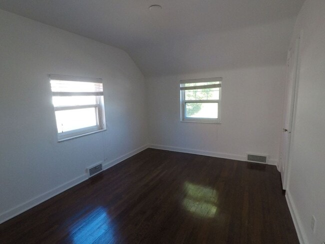 Photo - 3 Bedroom/ 1 Bathroom House for Rent in Brookline!