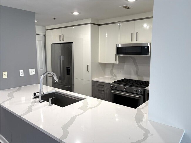 Building Photo - 3338 Peachtree Rd NE Unit 2-505