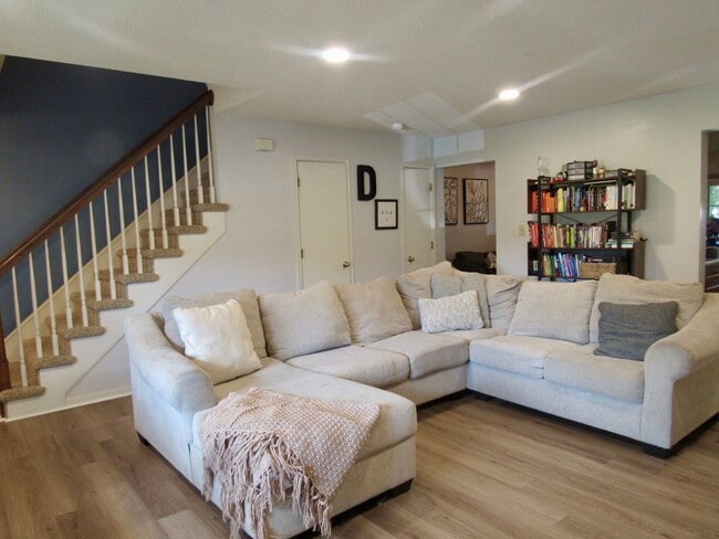 Building Photo - 302 S Hill Ln Unit 302 Rental