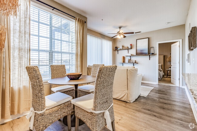 2HAB, 2BA - 1,082&nbsp;ft² - Lake House