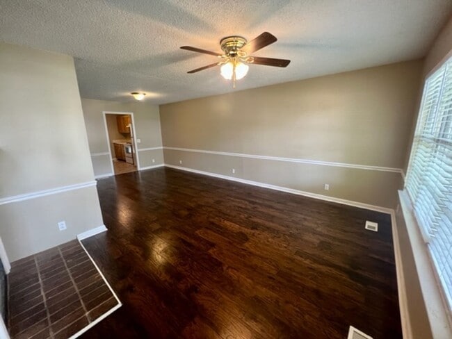 Photo - 3 Bed/2 Bath Townhouse *Huge Bonus Room*SO...