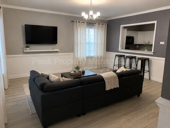 Photo - 117 E 13th St