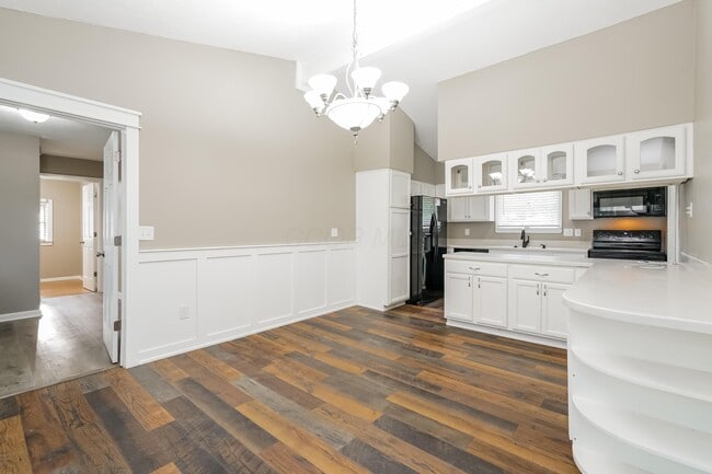 Photo - 305 Station St E