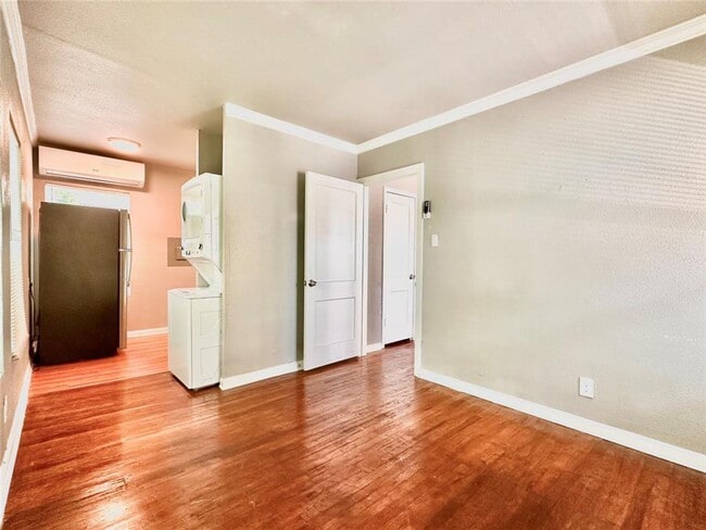 Photo - 204 E 30th St