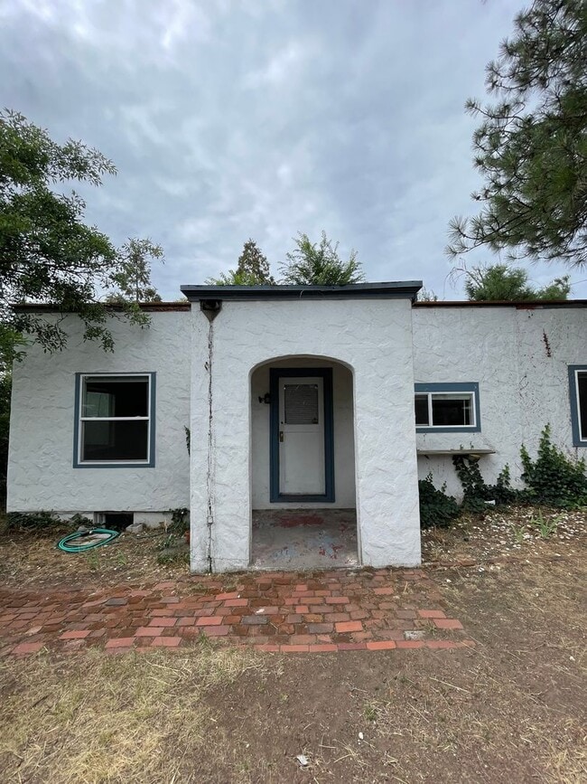 Building Photo - 2bdrm, 2 bath, located just minutes from d... Rental