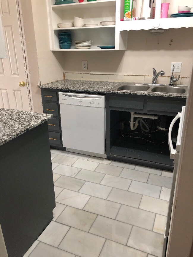 Kitchen - 2102 Hinkle Ave