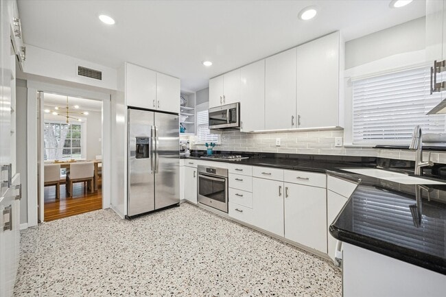 Photo - 2420 Nottingham St