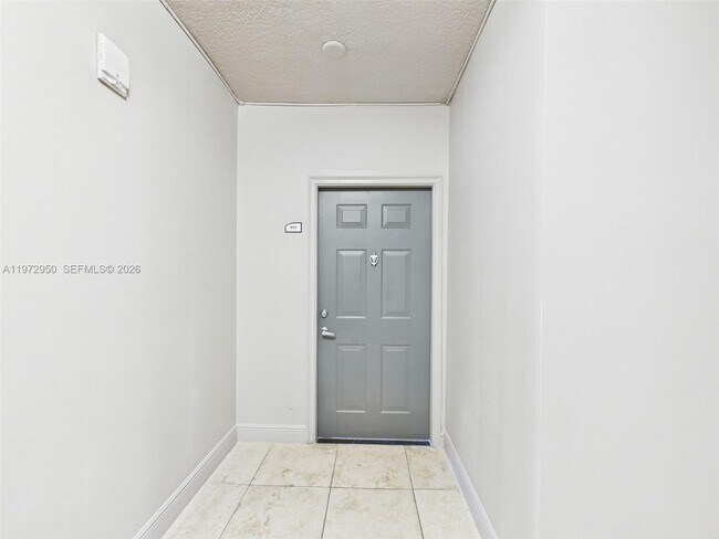 Building Photo - 275 NE 18th St Unit 810